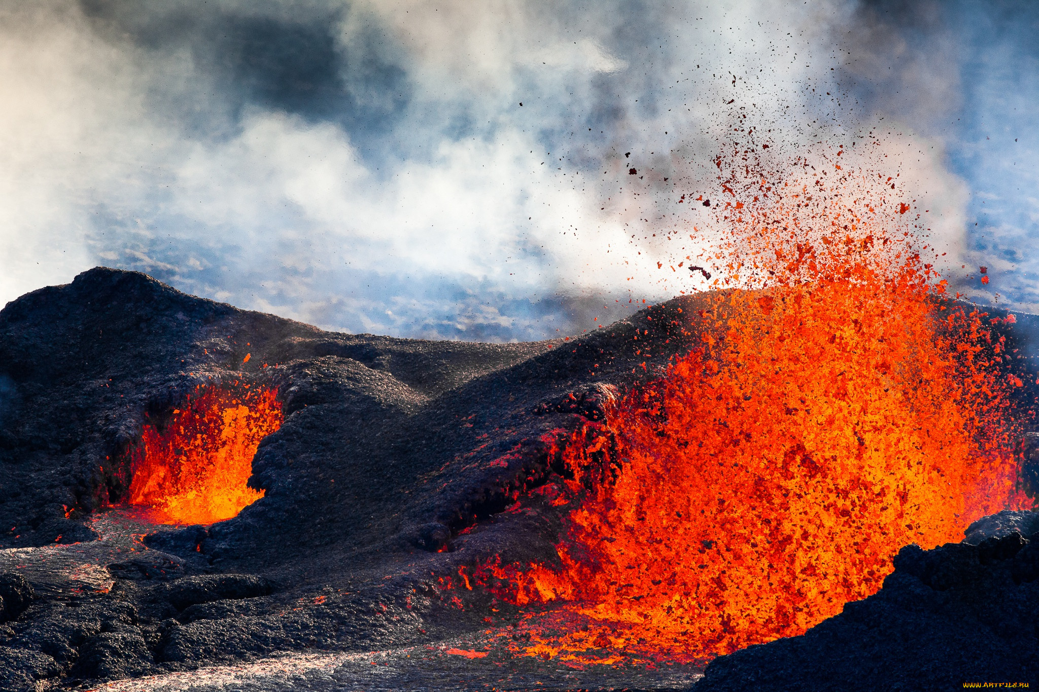 Magma. Извержение вулкана магма. Лава магма вулкан. Магма или лава. Магма в жерле вулкана.